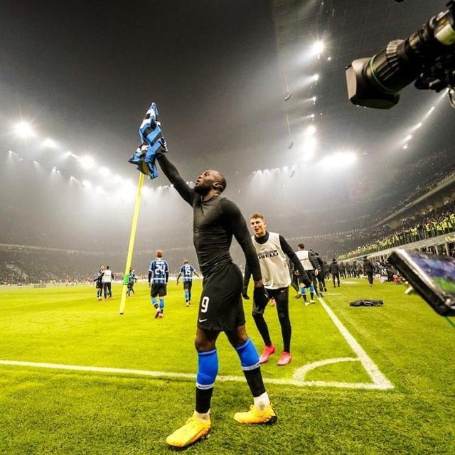  尤文逆转绝杀米兰登顶榜首  