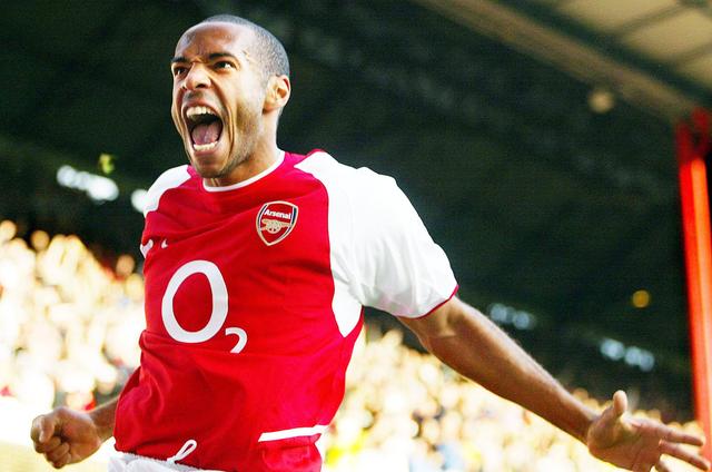  阿森纳锋线双星联手攻破铁锤帮  