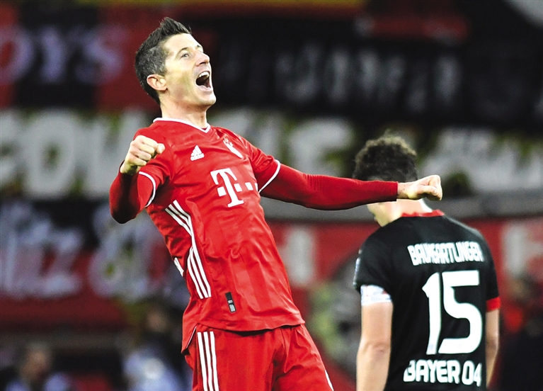  拜仁慕尼黑客场逆转柏林赫塔，稳居积分榜首  