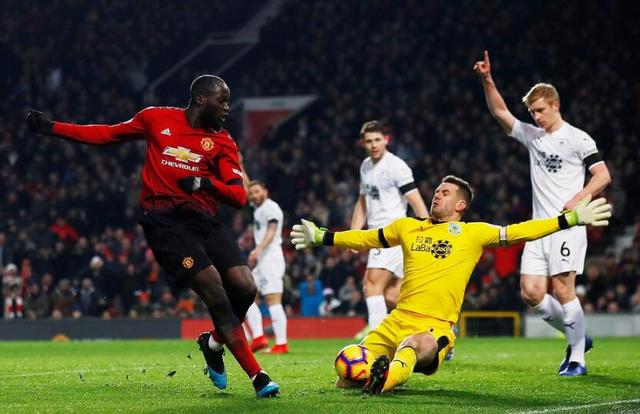  曼联防守漏洞频现，客场惜败错失积分良机